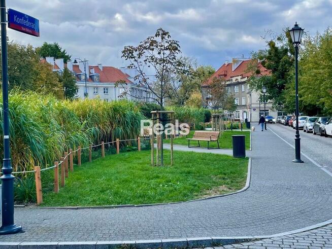 Przy metrze - 2 pokoje w kamienicy