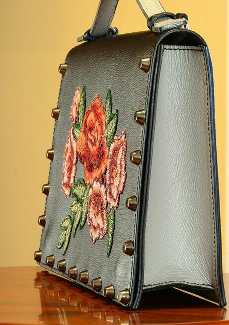 Śliczna kobieca torebka skórzana z haftem w kwiaty VENEZIA