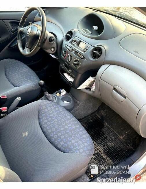 Syndyk sprzeda prawo własności samochodu marki Toyota Yaris