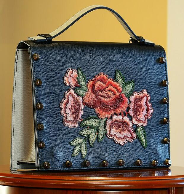 Śliczna kobieca torebka skórzana z haftem w kwiaty VENEZIA