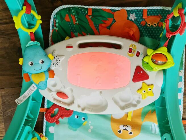 Mata 4w1 Fisher Price muzyczna na pleckach, tunel, stolik 0+