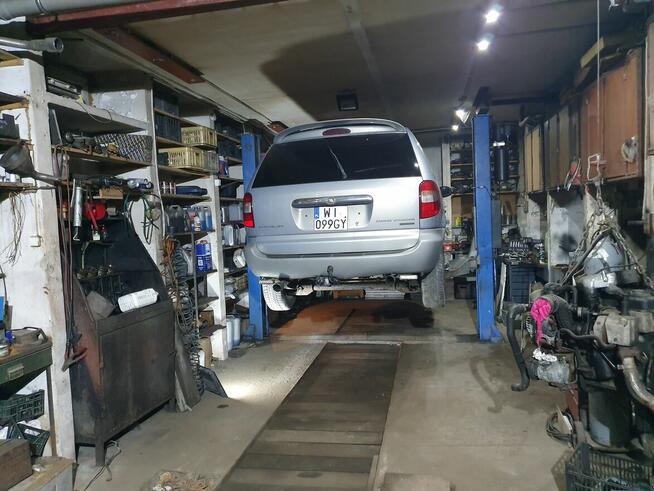 Dam pracę najlepiej małrzeństwu przy sprzątaniu dużej działk