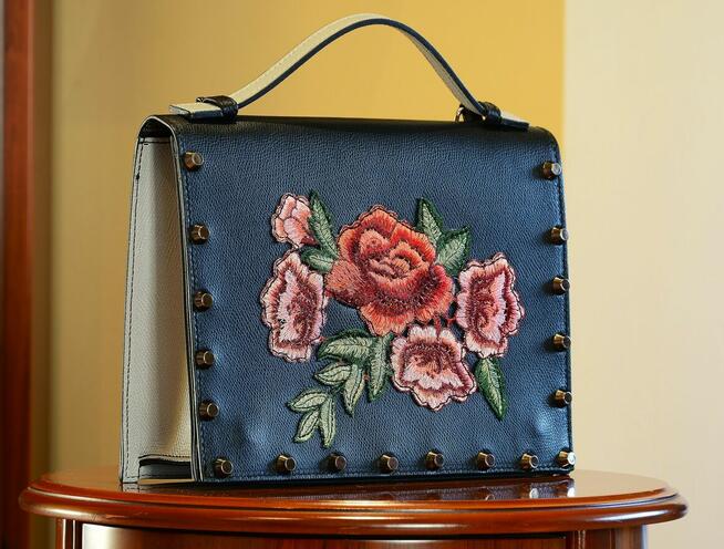 Śliczna kobieca torebka skórzana z haftem w kwiaty VENEZIA