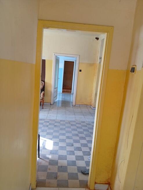 Duży lokal handlowo-usługowy. Parter, 3 wejścia, WC, witryny.