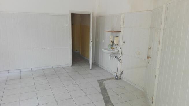 Duży lokal handlowo-usługowy. Parter, 3 wejścia, WC, witryny.