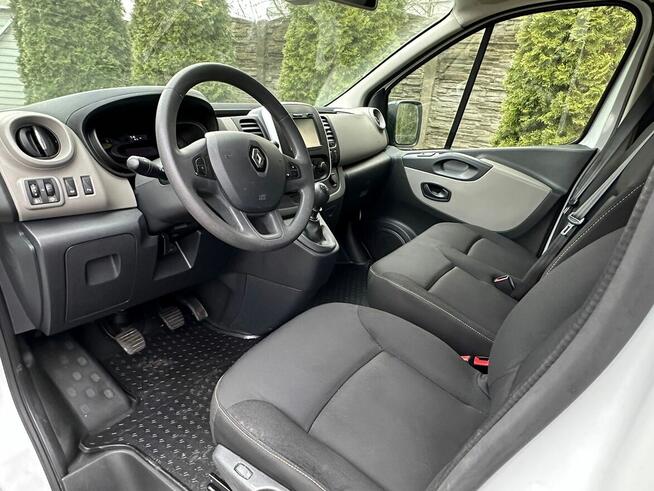 Wynajem busa Renault Trafic long L2H1