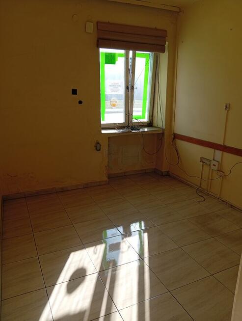 Duży lokal handlowo-usługowy. Parter, 3 wejścia, WC, witryny.