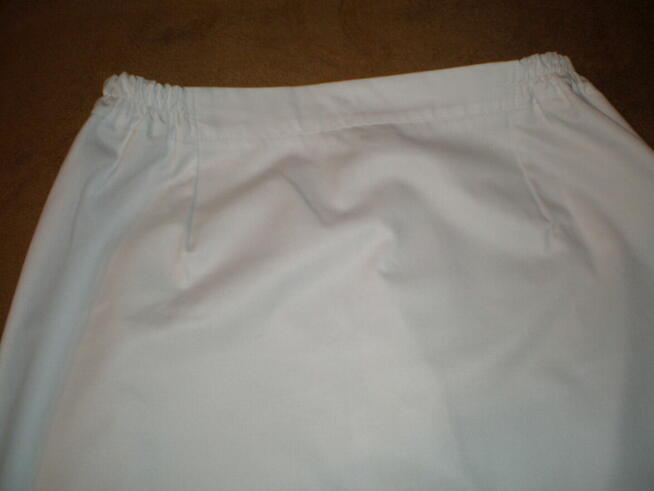 Sprzedam spódnicę damską, białą, z tzw. mundurku medycznego