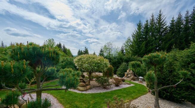 Artystyczny dom z ogrodem japońskim