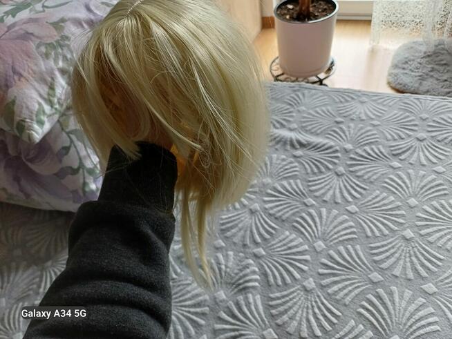 Peruka o modnym fryzie