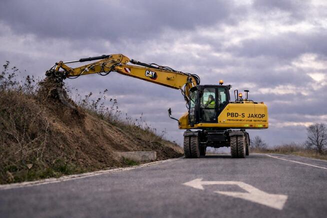 Usługi sprzętem budowlanym koparki wywrotki transport.