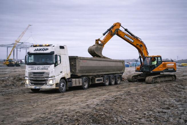 Usługi sprzętem budowlanym koparki wywrotki transport.