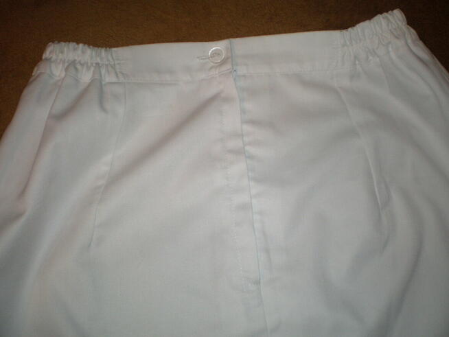 Sprzedam spódnicę damską, białą, z tzw. mundurku medycznego