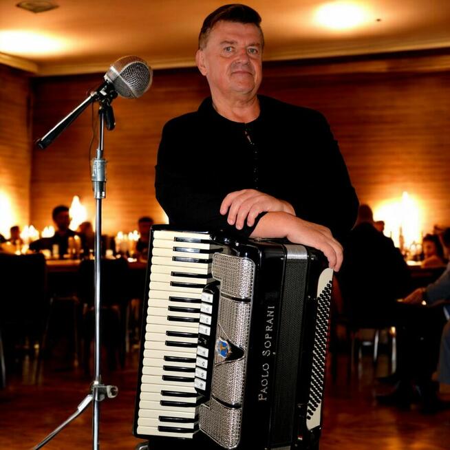 Akordeonista ACOUSTIC DI TASTIERE