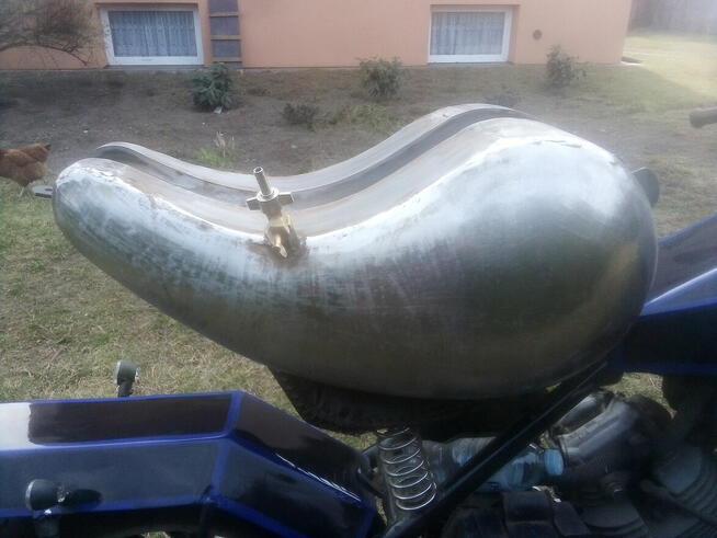 Customowy zbiornik paliwa do motocykla w stylu Bobber / Chop