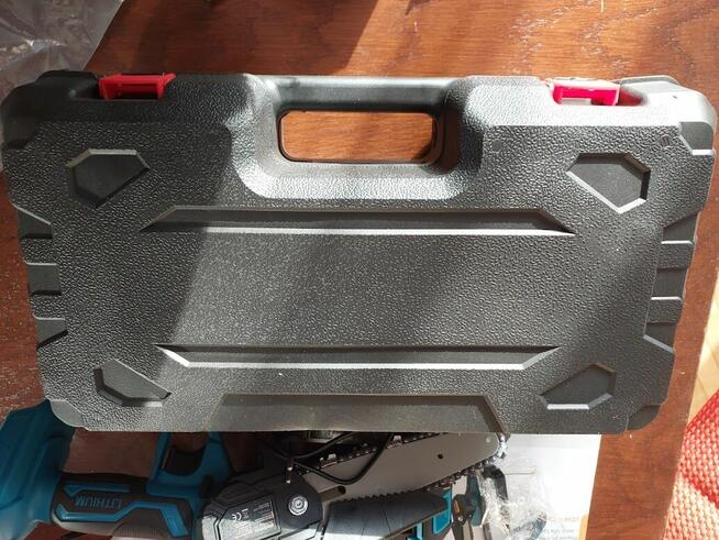 Mała piła akumulatorowa do gałęzi