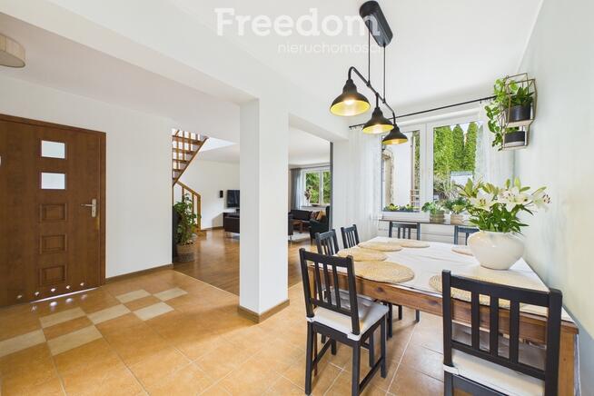 Uroczy, niewielki rodzinny dom wolnostojący.