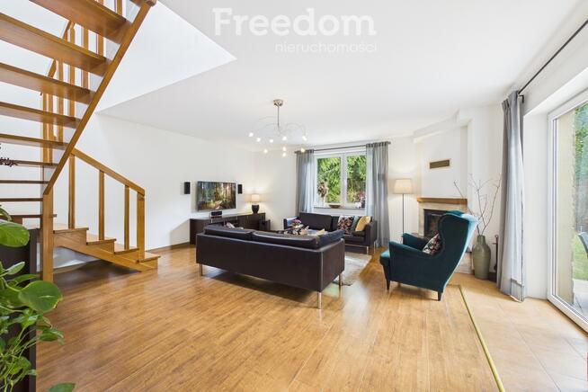 Uroczy, niewielki rodzinny dom wolnostojący.