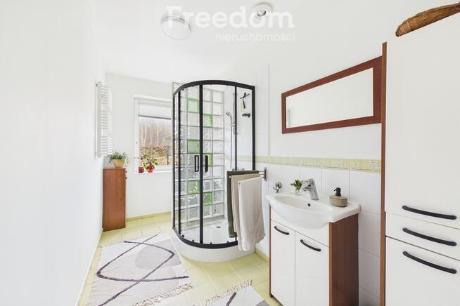 Uroczy, niewielki rodzinny dom wolnostojący.