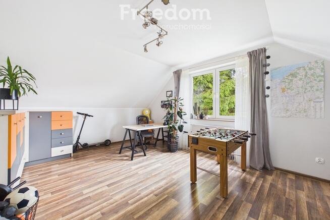 Uroczy, niewielki rodzinny dom wolnostojący.