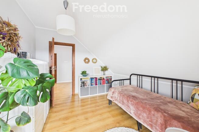 Uroczy, niewielki rodzinny dom wolnostojący.