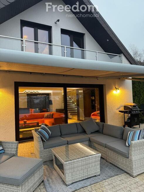 Dom nad Gopłem z linią brzegową i pomostem