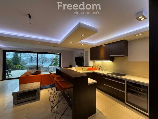 Dom nad Gopłem z linią brzegową i pomostem