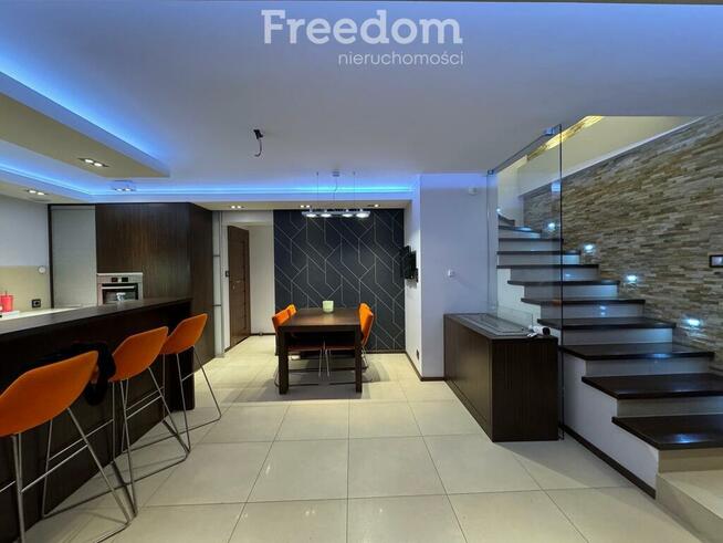 Dom nad Gopłem z linią brzegową i pomostem