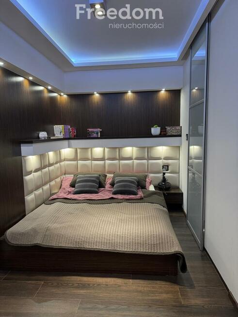 Dom nad Gopłem z linią brzegową i pomostem