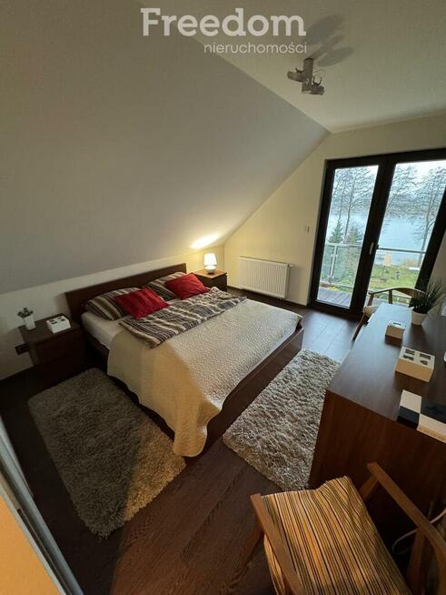 Dom nad Gopłem z linią brzegową i pomostem