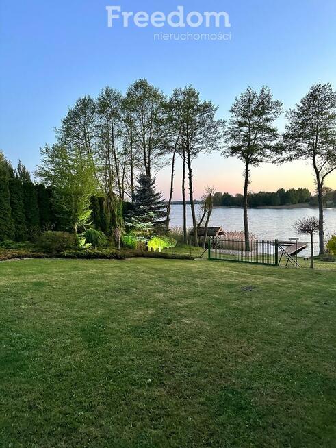 Dom nad Gopłem z linią brzegową i pomostem