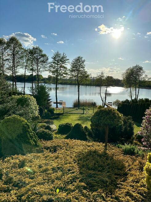 Dom nad Gopłem z linią brzegową i pomostem