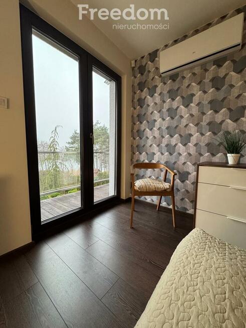 Dom nad Gopłem z linią brzegową i pomostem