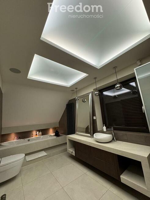 Dom nad Gopłem z linią brzegową i pomostem