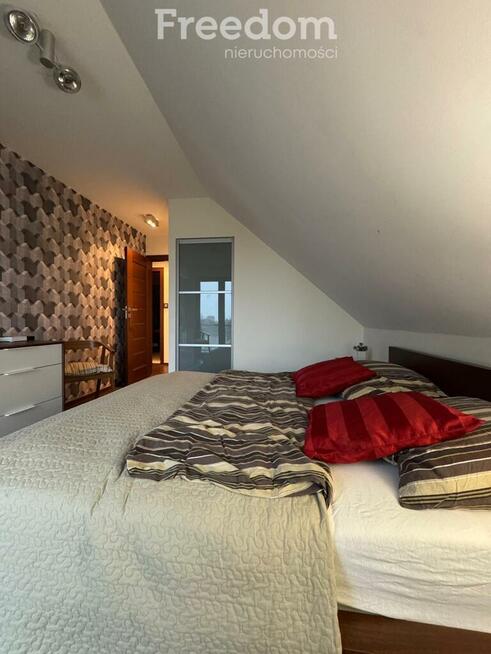 Dom nad Gopłem z linią brzegową i pomostem