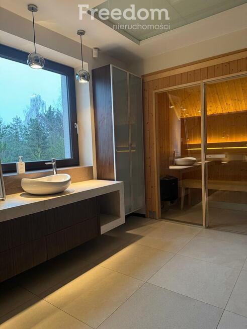 Dom nad Gopłem z linią brzegową i pomostem