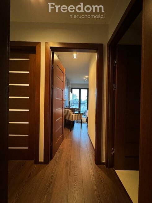 Dom nad Gopłem z linią brzegową i pomostem