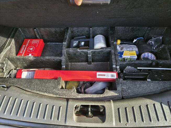 Ford Kuga 4x4 / Klimatronic 2strefy / Tempomat / Komputer / Czujniki parkowania