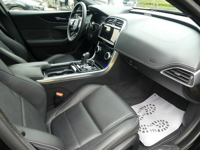 Jaguar XE P300 AWD 300R Sport MAXTON DESIGN Matrix-LED Head-up-Display