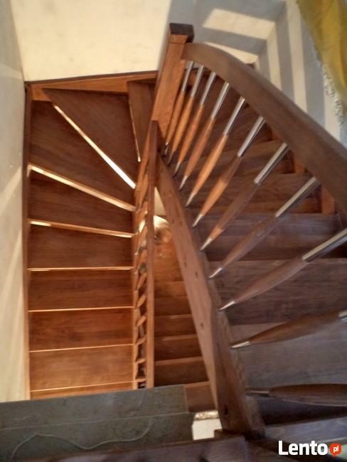 Schody drewniane samonośne i obłożenie schodów betonowych