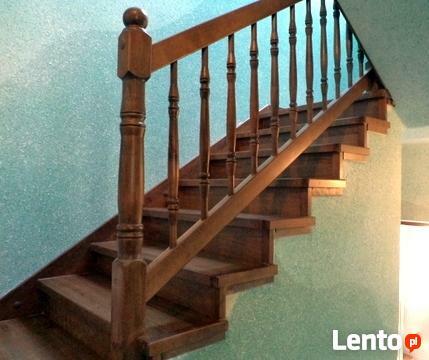 Schody drewniane samonośne i obłożenie schodów betonowych