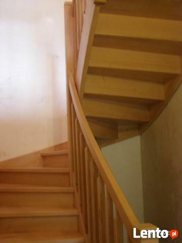 Schody drewniane samonośne i obłożenie schodów betonowych