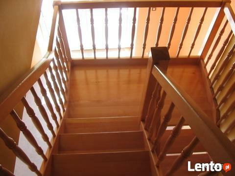 Schody drewniane samonośne i obłożenie schodów betonowych