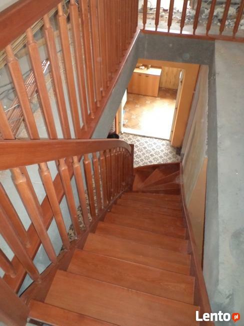 Schody drewniane samonośne i obłożenie schodów betonowych