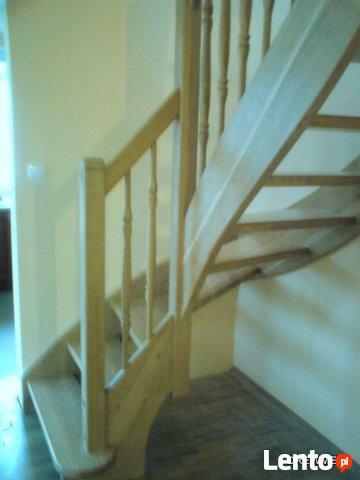 Schody drewniane samonośne i obłożenie schodów betonowych