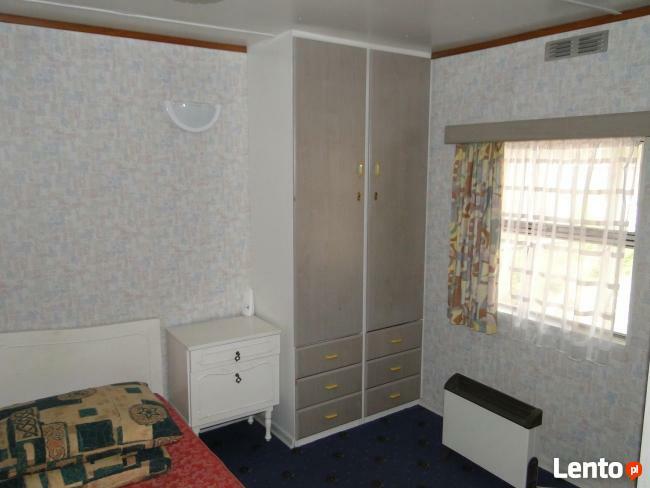 Działka budowlana nad jeziorem z domkiem holenderskim