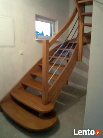 Schody drewniane samonośne i obłożenie schodów betonowych