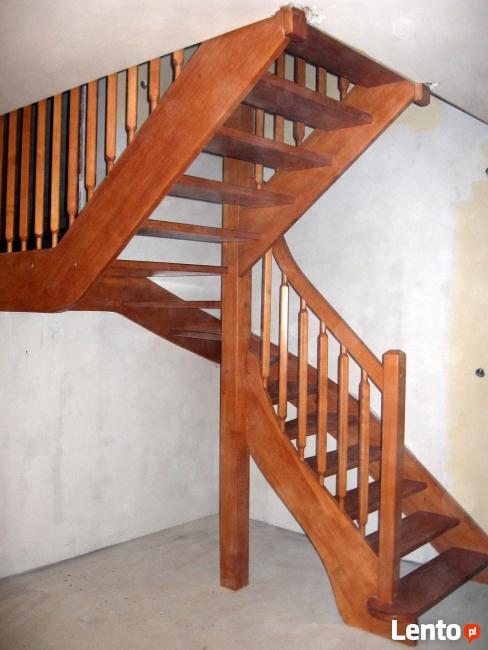 Schody drewniane samonośne i obłożenie schodów betonowych
