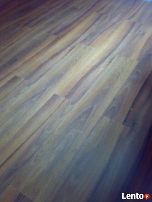 układanie paneli podłogowych