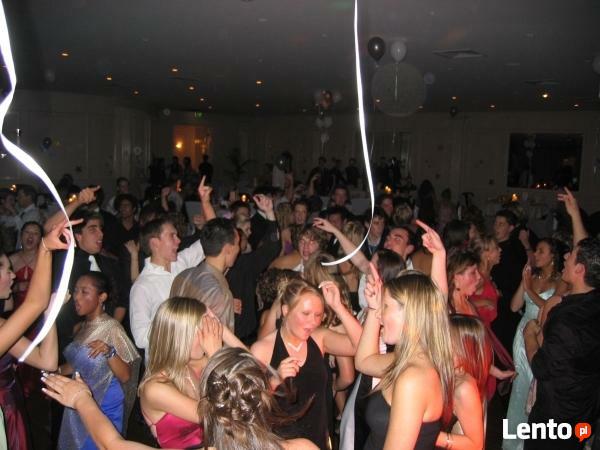 DJ kobieta i konferansjer na karnawal studniowke- wolne term